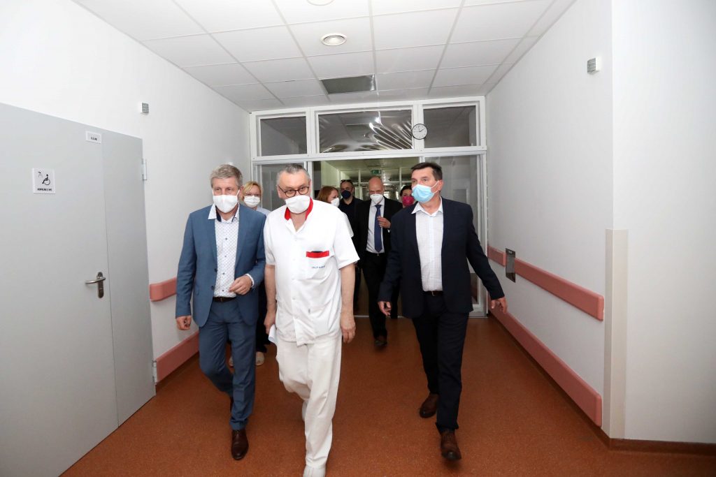 Minister zdravotníctva Vladimír Lengvarský, generálny riaditeľ UNLP MUDr.Ján Slávik a primár Kliniky úrazovej chirurgie MUDr. Ľuboš Tomčovčík, PhD. v požiarom poškodených priestoroch KÚCH UNLP Košice na Rastislavovej ul.43