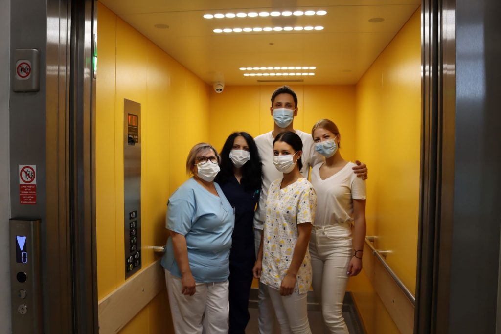 Dezinfektory vzduchu už aj vo výťahoch. Personál vo vyťahu.