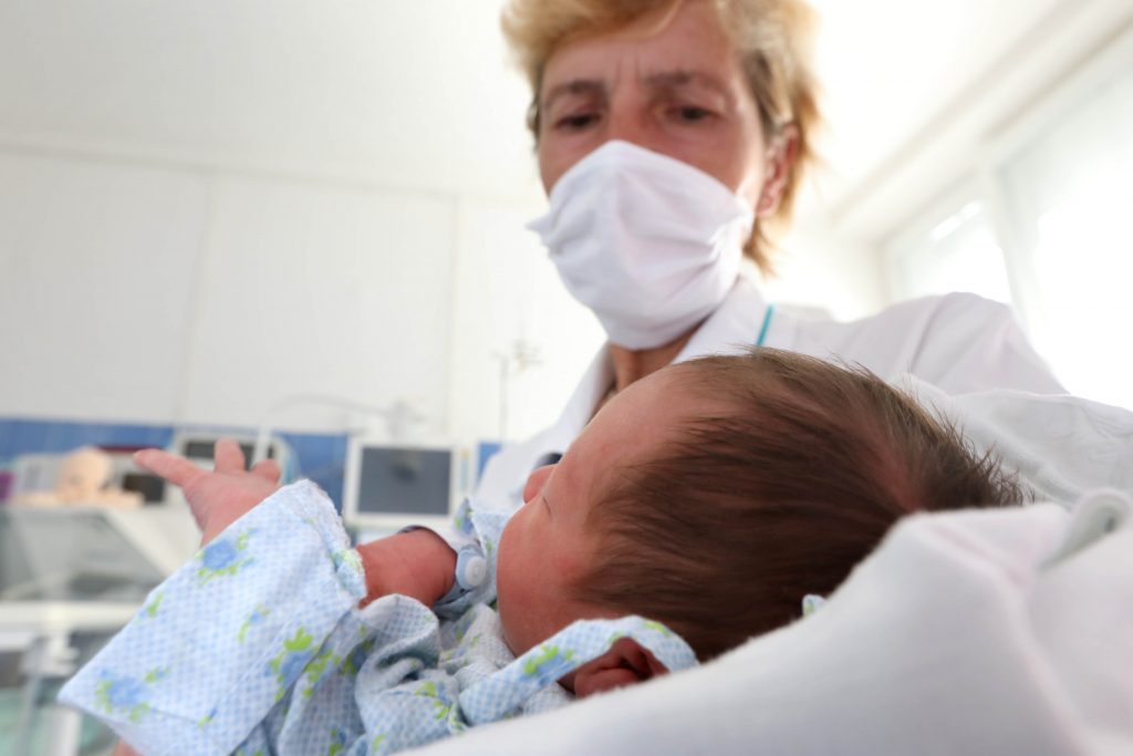 Hniezdo záchrany, ilustračná fotka, vrchná sestra, bábätko