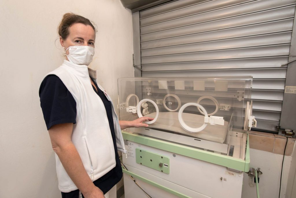 Primárka Kostelníková pri hniezde záchrany