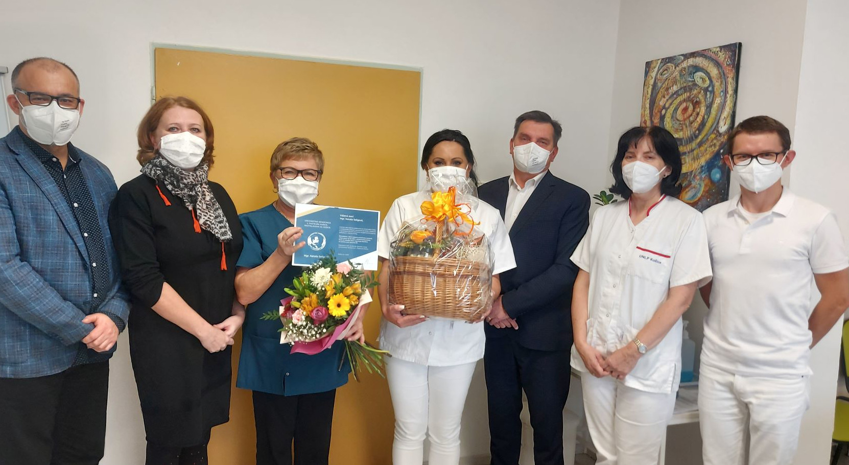 Obaja riaditelia s vedením I. internej kliniky pri gratulácii Mgr. Nataši Seligovej, sestre gastroenterologickej ambulancie I. internej kliniky našej nemocnice, ktorá tento rok vyhrala ocenenie v kategórii „Moja sestra“.