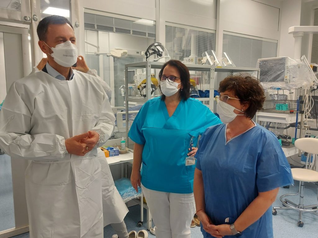 Premiér Eduard Heger zoči-voči COVID-19 v našej nemocnici