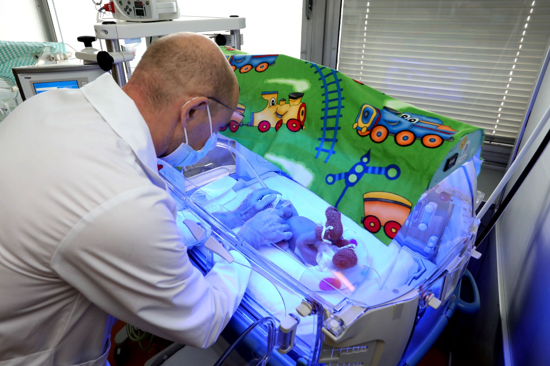 Neonatolog MUDr. Krcho s predcasniatkom