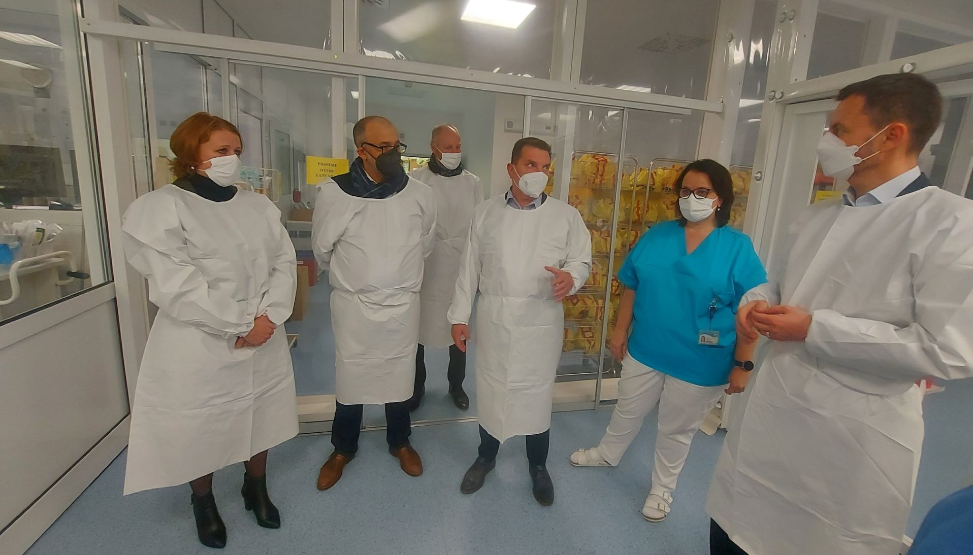 Premier Eduard Heger zoči-voči COVID-19 v našej nemocnici