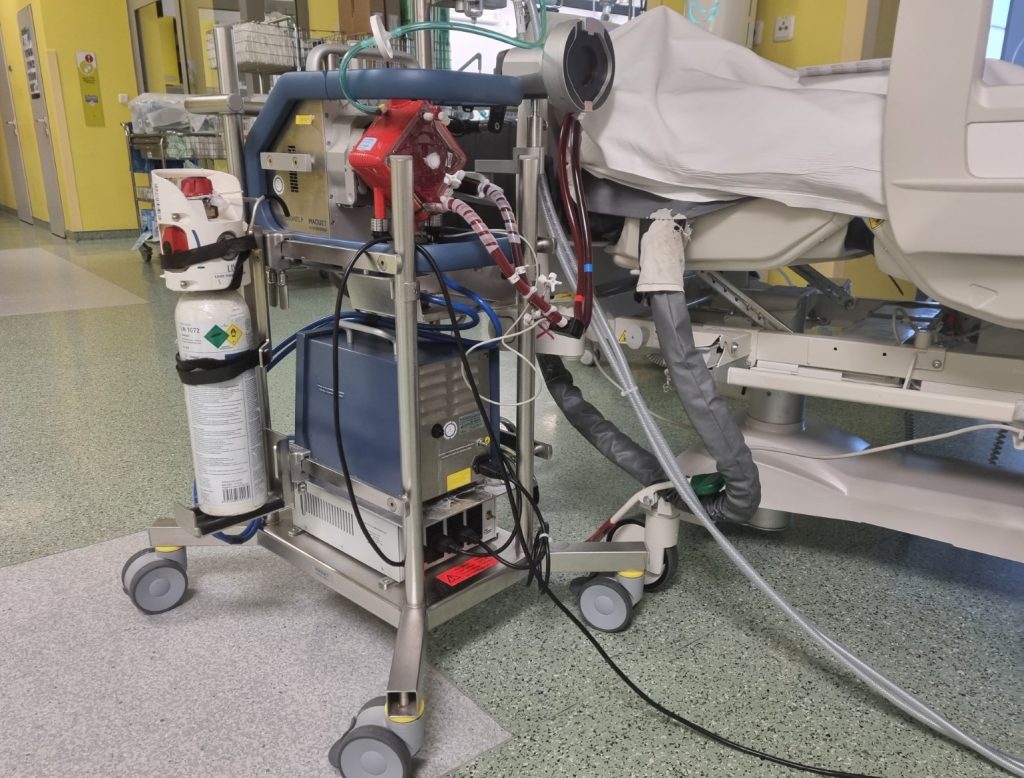 špeciálny prístroj - ECMO (Extrakorporálna membránová oxygenácia)