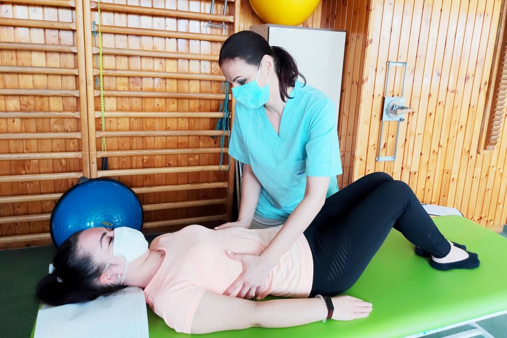 Ľudmila pri rehabilitácii s fyzioterapeutkou Miroslavou Vysockou z Kliniky fyziatrie, balneológie a liečebnej rehabilitácie.