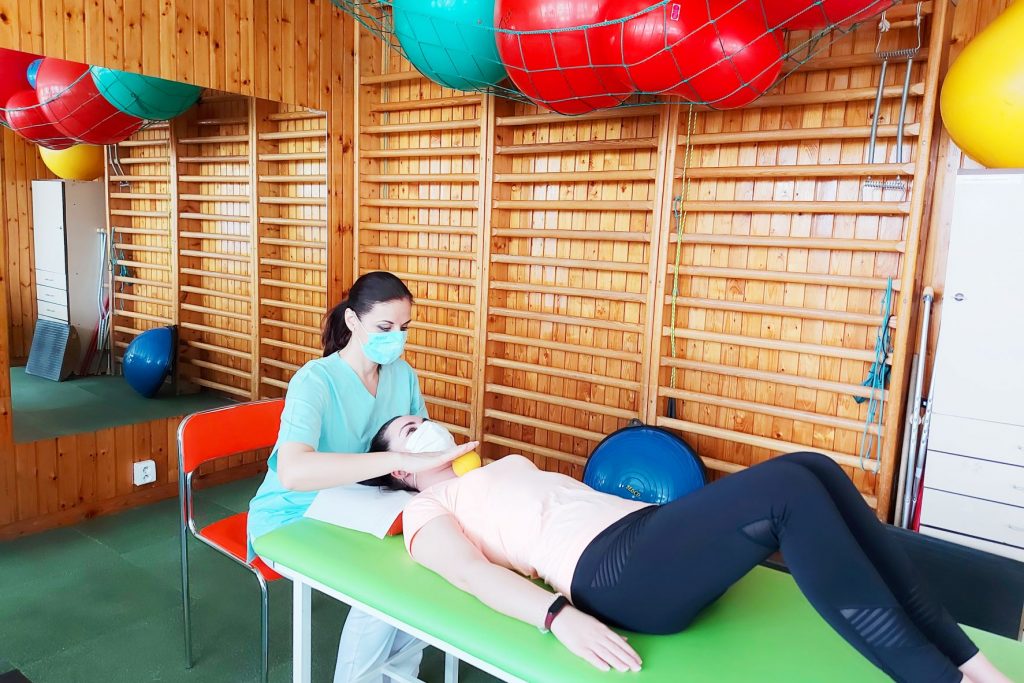 Ľudmila pri rehabilitácii s fyzioterapeutkou Miroslavou Vysockou z Kliniky fyziatrie, balneológie a liečebnej rehabilitácie3