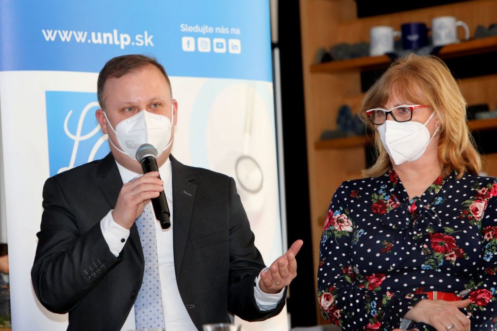 MUDr. Joppa, pľúcny lekár a MUDr. Dziaková, rehabilitačny lekar