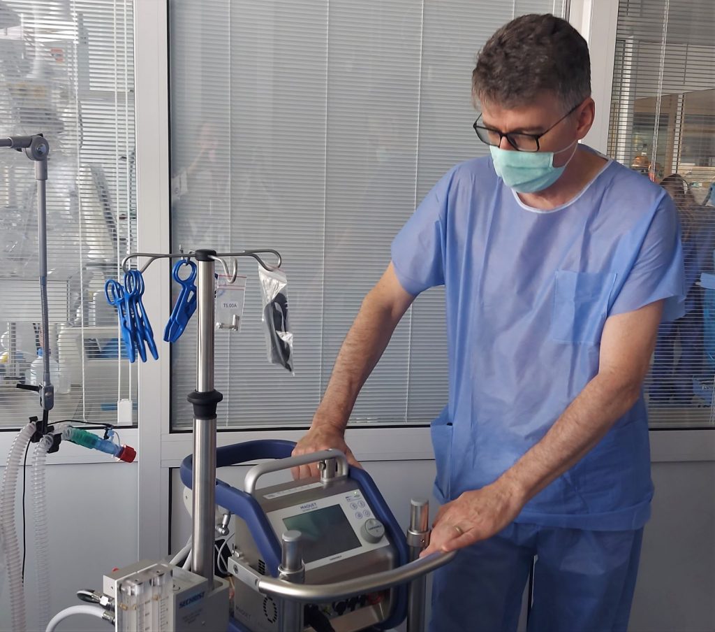 Mudr. Michlík a prístroj ECMO