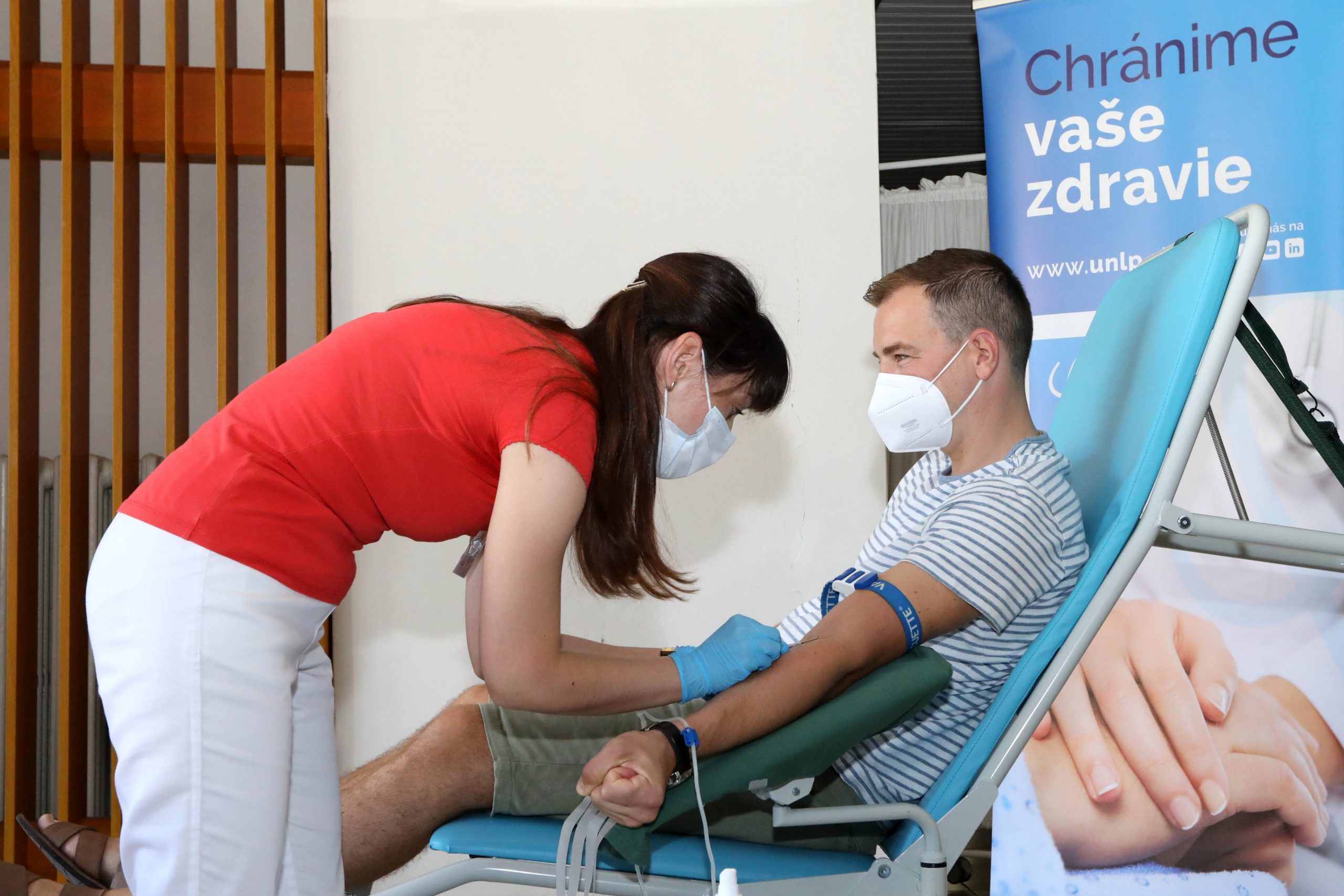 náš lekár daroval krv