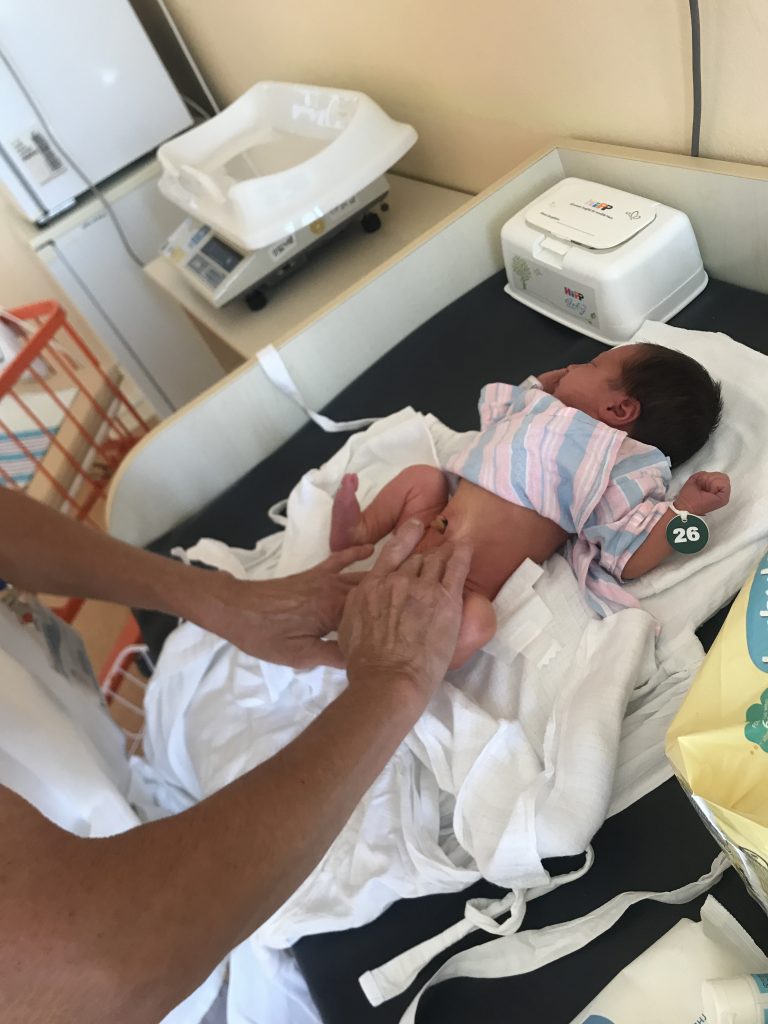 1. Masáž bruška je pre bábätko nielen príjemná, ale je aj prvou pomocou pri kolike - bolestiach bruška po napaní.