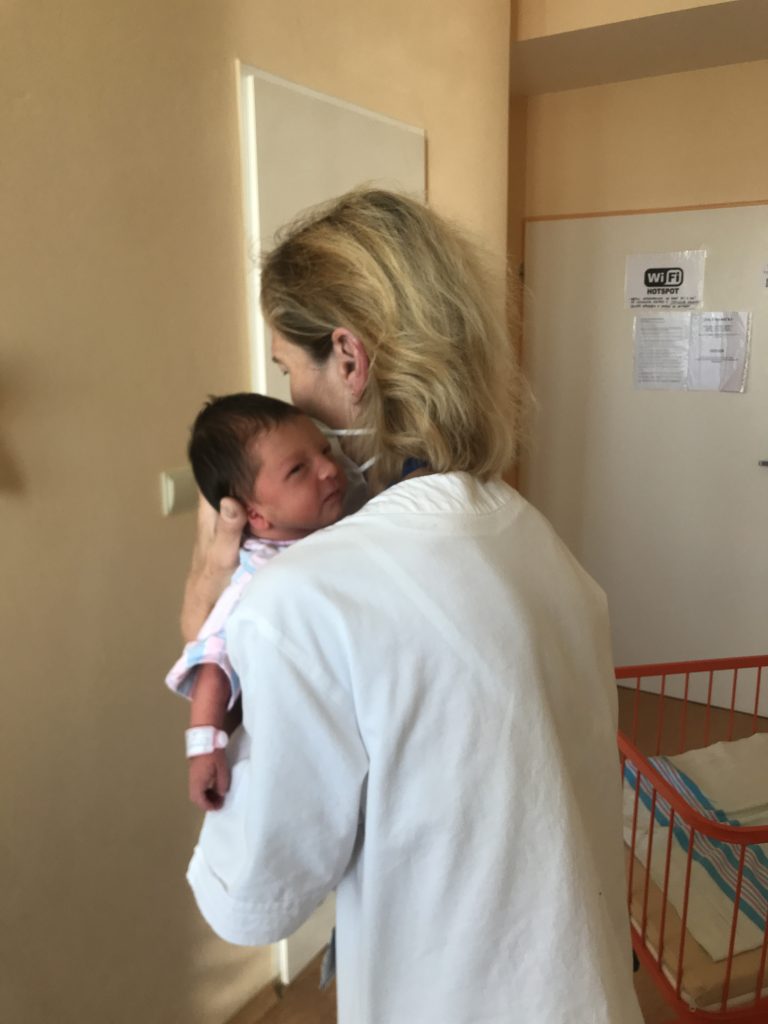 3. Bábätko necháme odgrgnúť vo zvislej polohe na pleci hneď po dojčení.