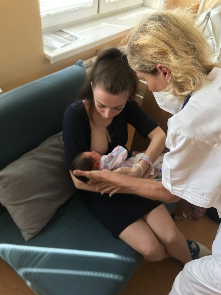 3. Bábätko si natočíme celým telom kolmo na naše telo.