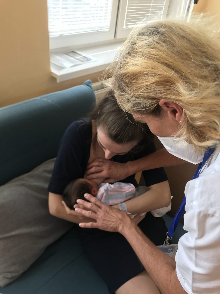 4. Snažíme sa novorodeniatku pomocť správne sa prisať celou pusou.