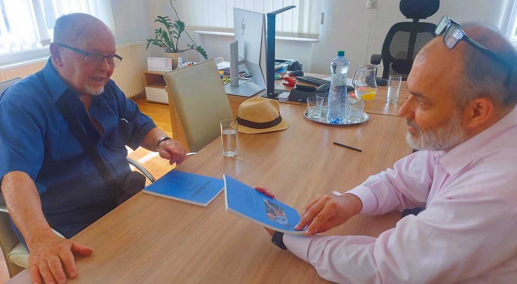 Bývalý primár neonatológie na Tr. SNP MUDr. Frič v 88 rokoch napísal knihu z medicínskeho prostredia Tri životy. Osobne ju odovzdal riaditeľovi UNLP Košice MUDr. Ľuboslavovi Beňovi, PhD., MPH.